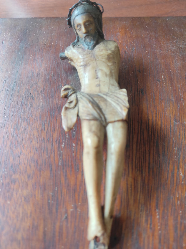 Cristo en marfil tallado antiguo