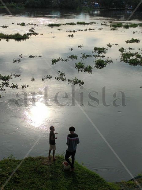 Niños pescando en...