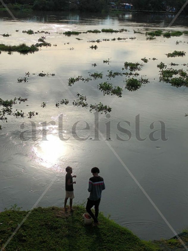 Niños pescando en el Rio Magdalena