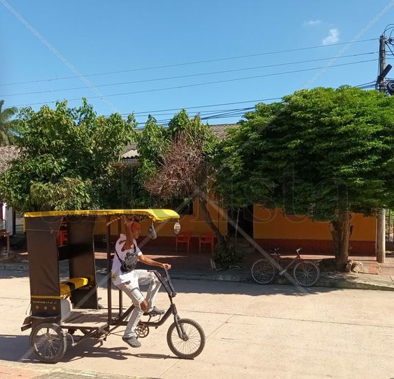 El Taxi del Pueblo. Photojournalism and Documentary Color (Digital)