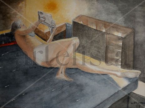 Desnudo leyendo