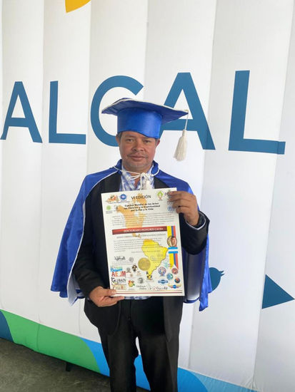 PINTOR HONDUREÑO DOCTORADO HONORIS CAUSA ECUADOR 