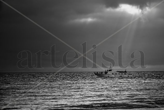 navegando bajo una puerta del cielo Naturaleza Blanco y Negro (Digital)