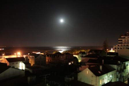 "luna, sobre el rio mondego, desembocadura"