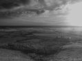 Fotografia de paisaje en blanco y negro con cerros