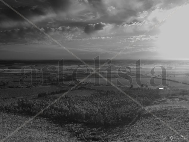 Fotografia de paisaje en blanco y negro con cerros