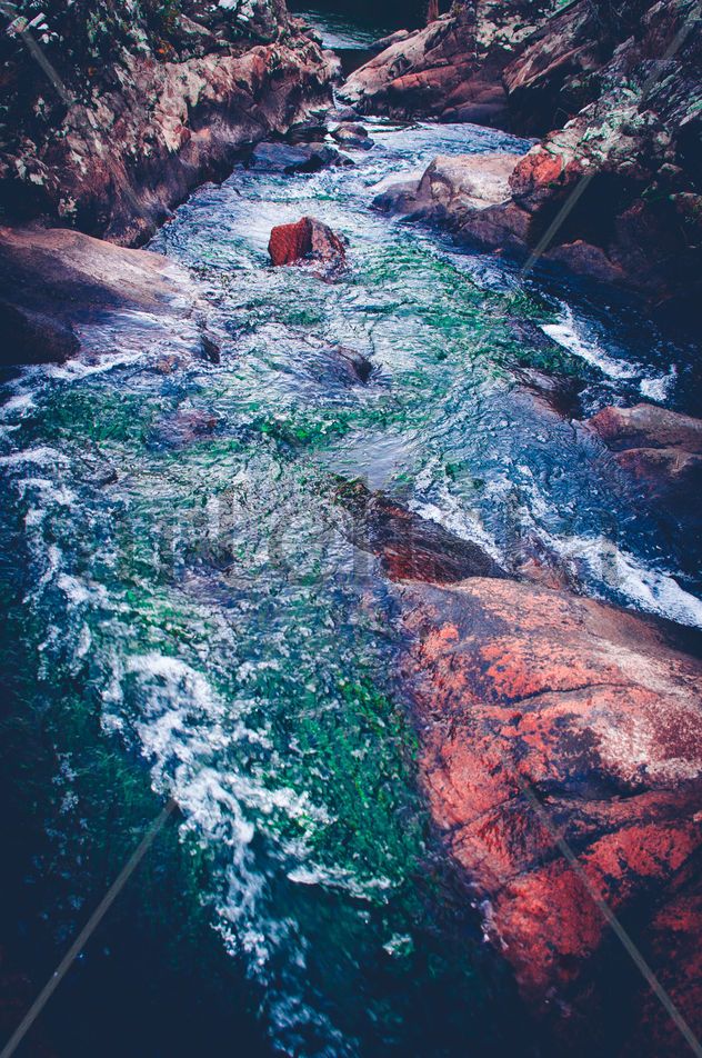 Riachuelo entre piedras