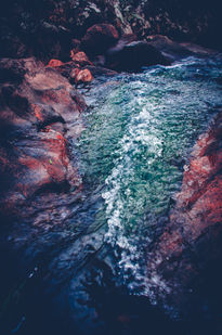 Cascada entre rocas...