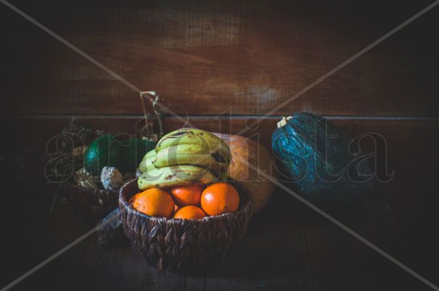 mesa con frutas y verduras