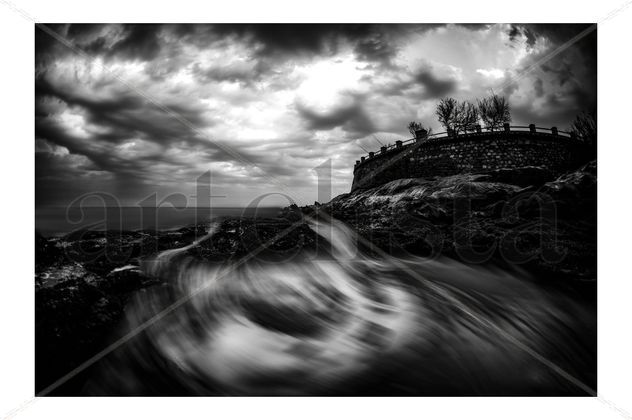 Costa de playa blanco y negro