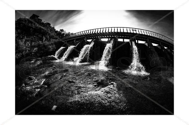 Represa de agua en blanco y negro