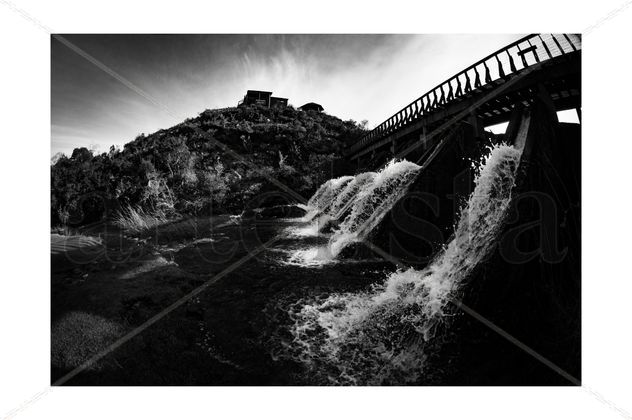 Represa de agua en blanco y negro v2