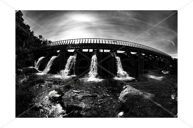 Represa de agua en blanco y negro v3