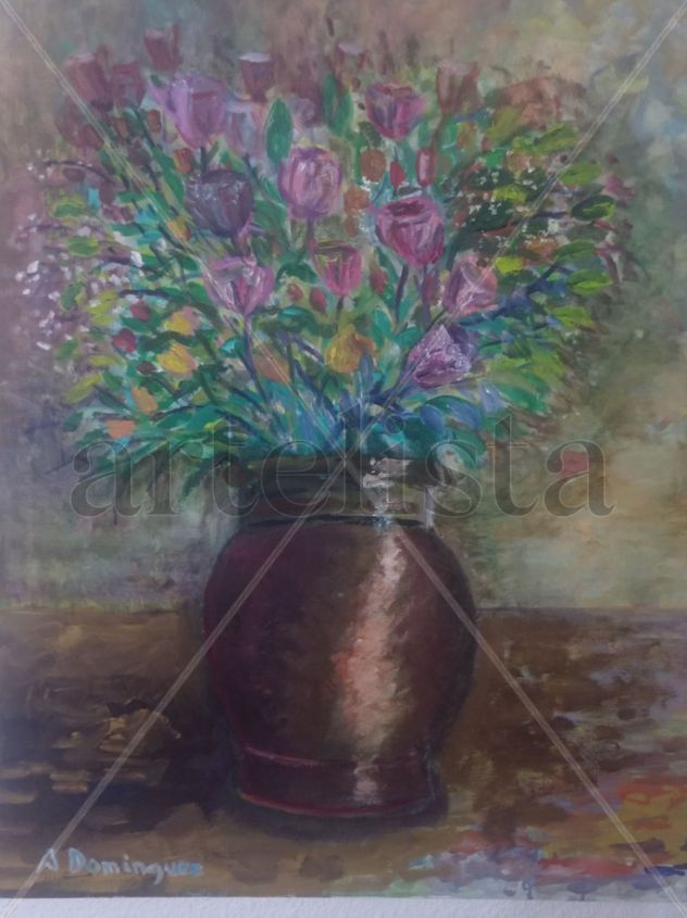 Jarrón con flores y tulipanes