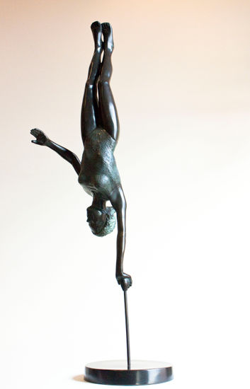 Mujer en equilibrio Bronze Figurative