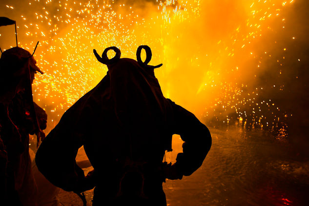 Demonio en fiesta del fuego Fotoperiodismo y documental Color (Digital)