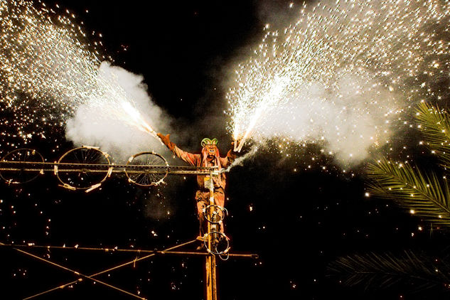 Espectaculo de luz y fuego Fotoperiodismo y documental Color (Digital)