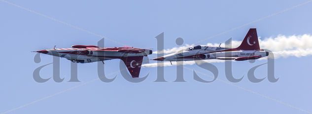 Dos aeronaves de la Patrulla Aérea Turca Otras temáticas Color (Digital)