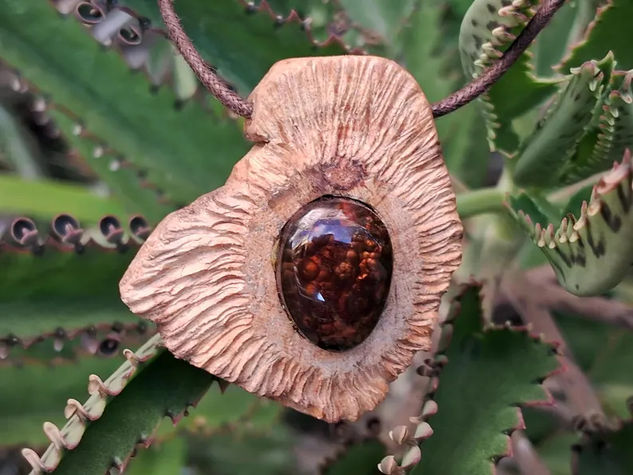 Colgante artesanal tallado a mano en madera de Palo Santo con Ágata de Fuego Mexicana 