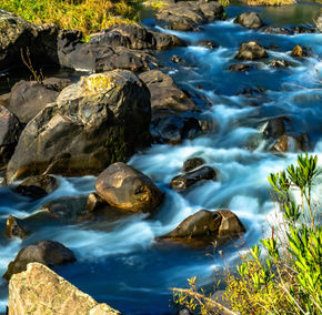 Riachuelo con agua.