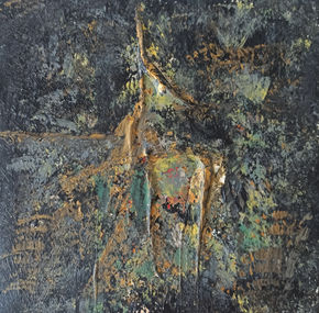 Figura entre sombras