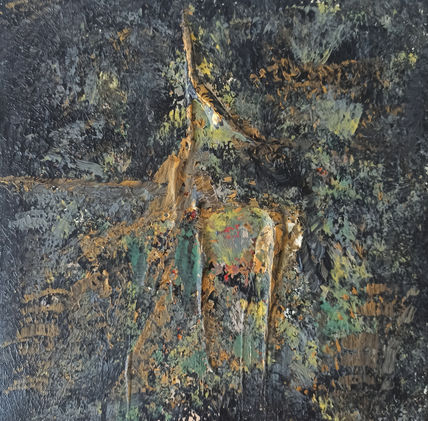 Figura entre sombras
