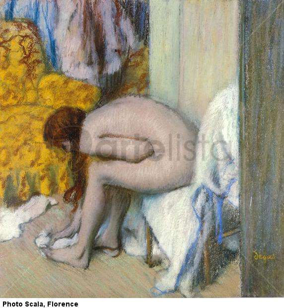 Después del baño, mujer secándose el pie