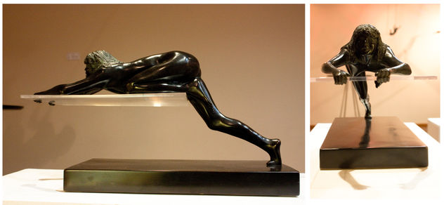 Mujer sobre Mesa de Vidrio