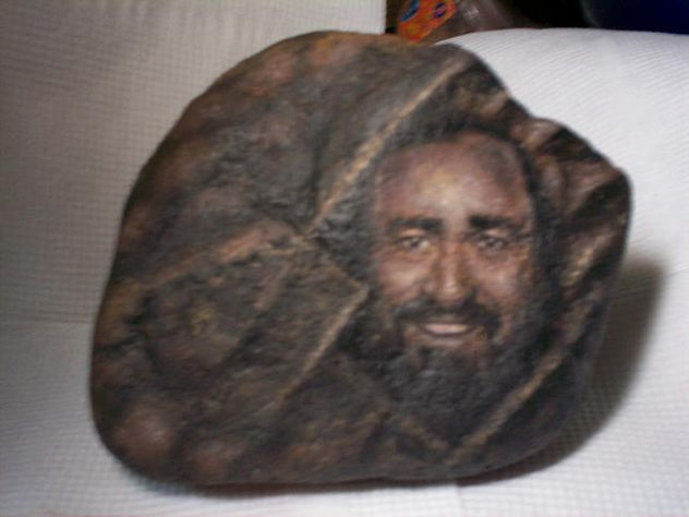 Luciano Pavarotti in Stone (en piedra)