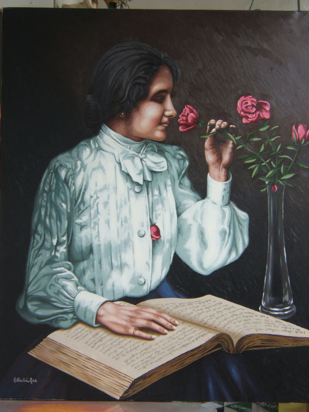 Mujer oliendo una rosa