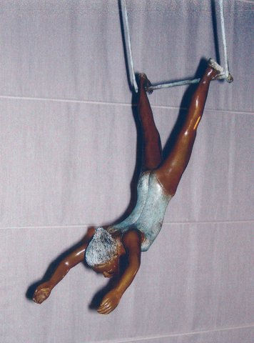 Trapecista con soporte en los pies Bronce Figurativa