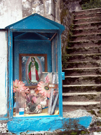 VIRGEN Y ESCALERA Fotoperiodismo y documental Color (Digital)