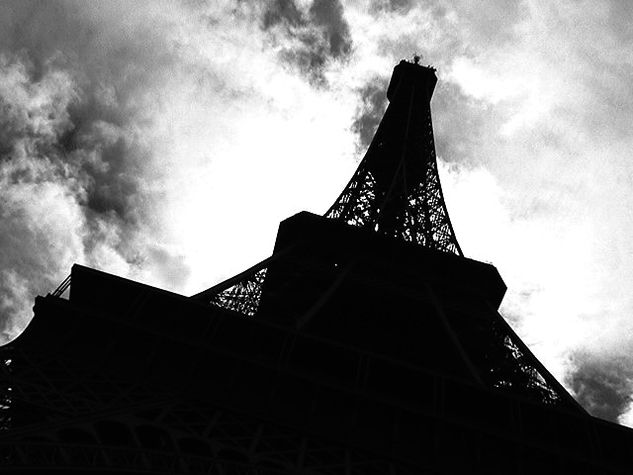 EIFFEL DESDE ABAJO Arquitectura e interiorismo Blanco y Negro (Digital)