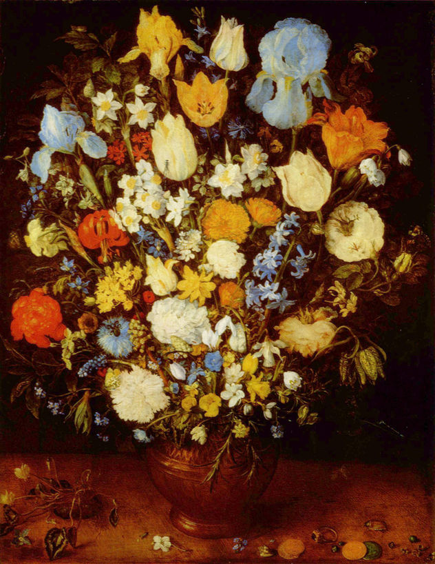 Pequeño ramo de flores en un bote de arcilla
