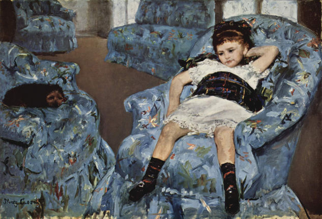 Niña pequeña en un sillón azul 