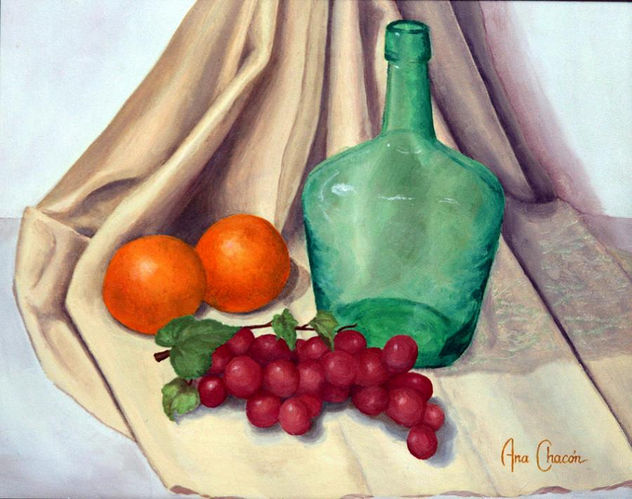 Naranjas,uvas y botella de vidrio sobre tela