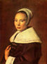 Retrato de una mujer sentada con guantes blancos en la mano derecha.
