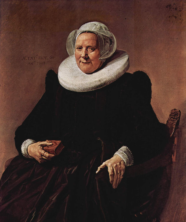 Retrato de una mujer de pie con un abanico en la mano izquierda.