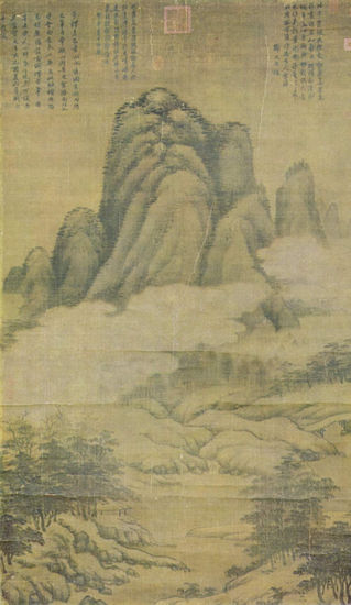 Niebla en montañas boscosas 