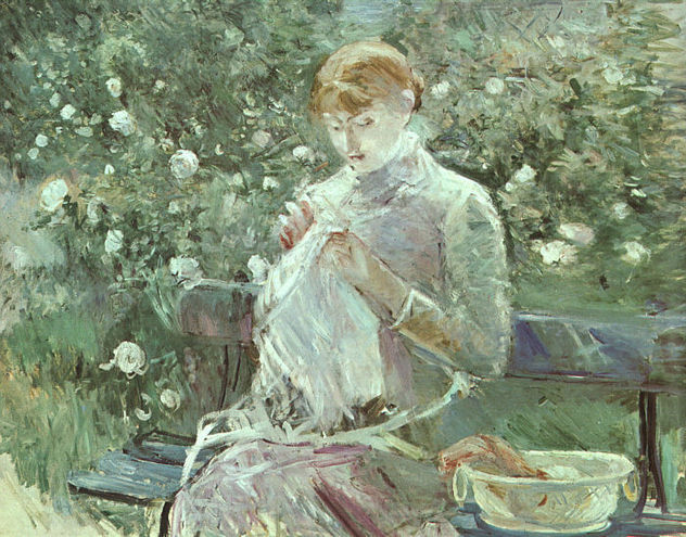 Joven mujer cosiendo en un jardín CGF
