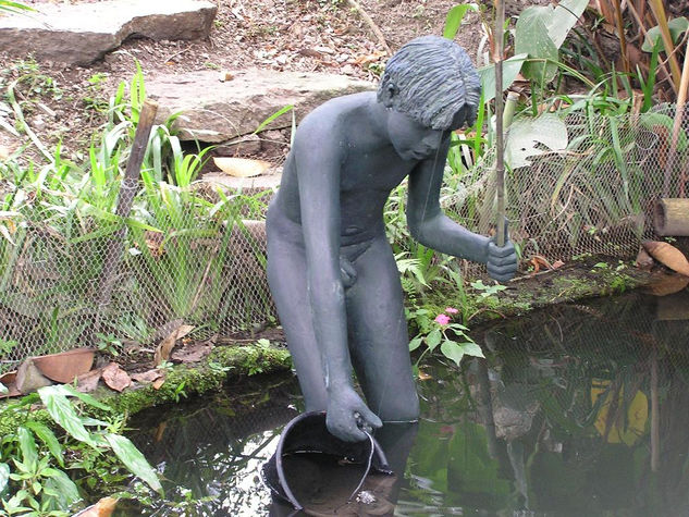 Edgar agarrando un pez en el balde Bronce Figurativa