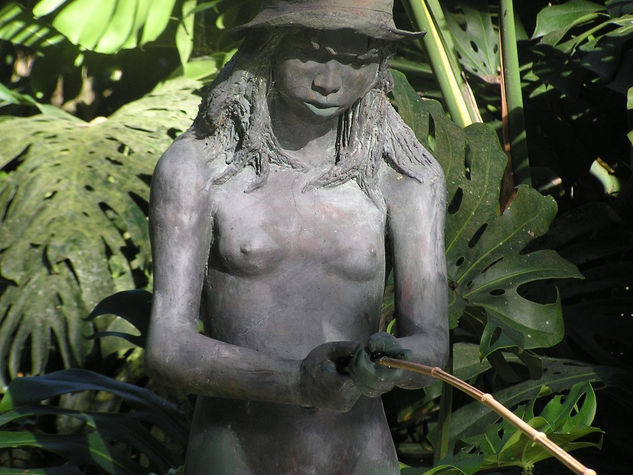 Juanita pescando Bronce Figurativa