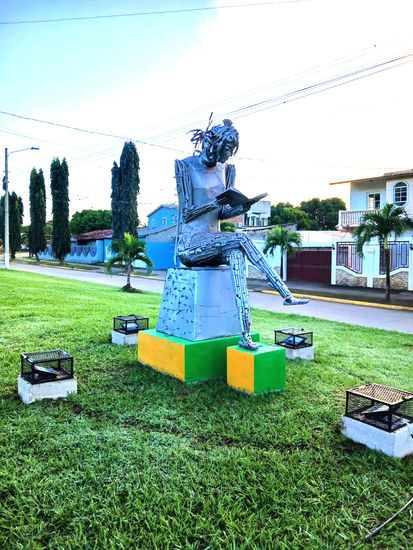 MONUMENTO A LA CULTURA,  ARTE URBANO RECICLAJE. Hierro Figurativa