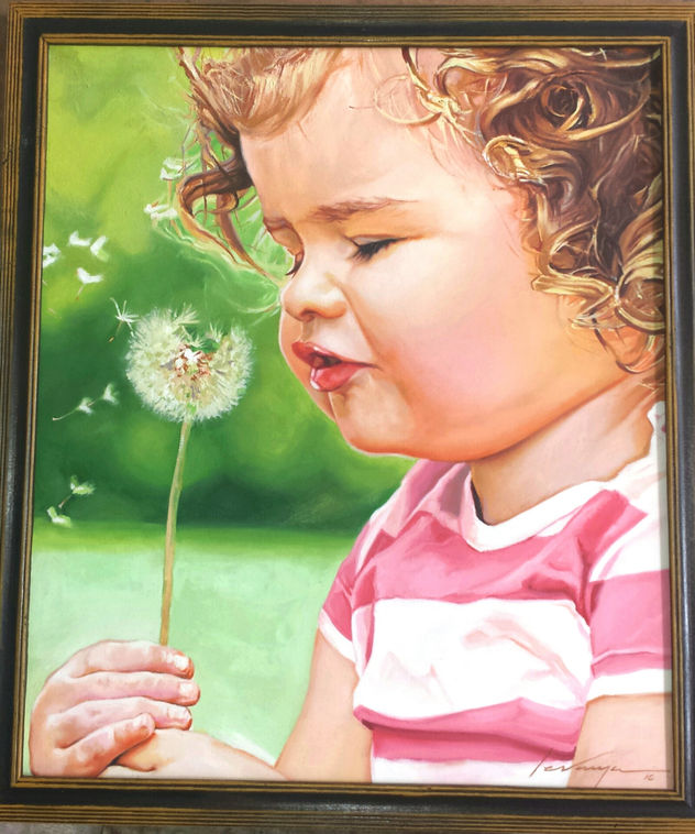 Niña soplando diente de león