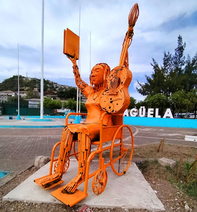 MONUMENTO A LAS PERSONAS CON DISCAPACIDAD, ESCULTORES DE HONDURAS. pintor y escultor hondureño johnnny mcdonald