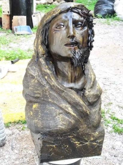 El Dolor de una Madre,se refleja en el rostro de un hijo Terracota Figurativa