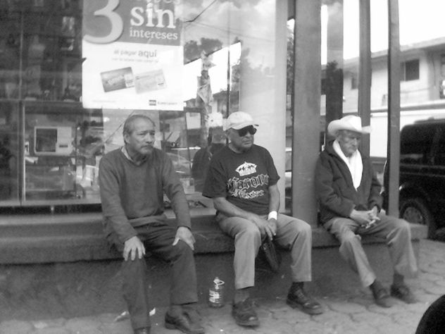 TRES SIN INTERES