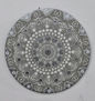 Mandala en blanco y plata