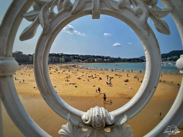 Miradas en la playa de la Concha Viajes Color (Digital)
