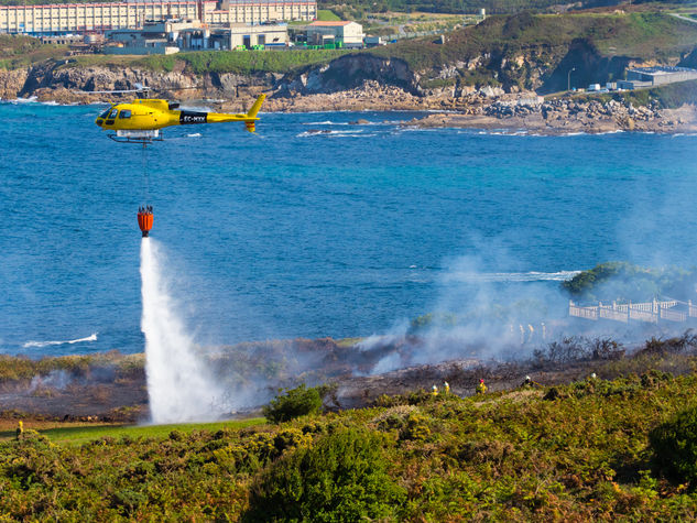 Apagando Fuego en Suevos Otras temáticas Color (Digital)